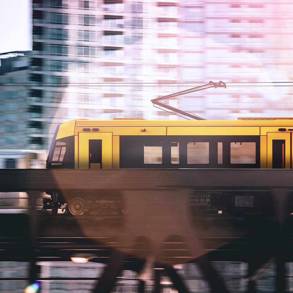 Gelbe Straßenbahn auf Brücke